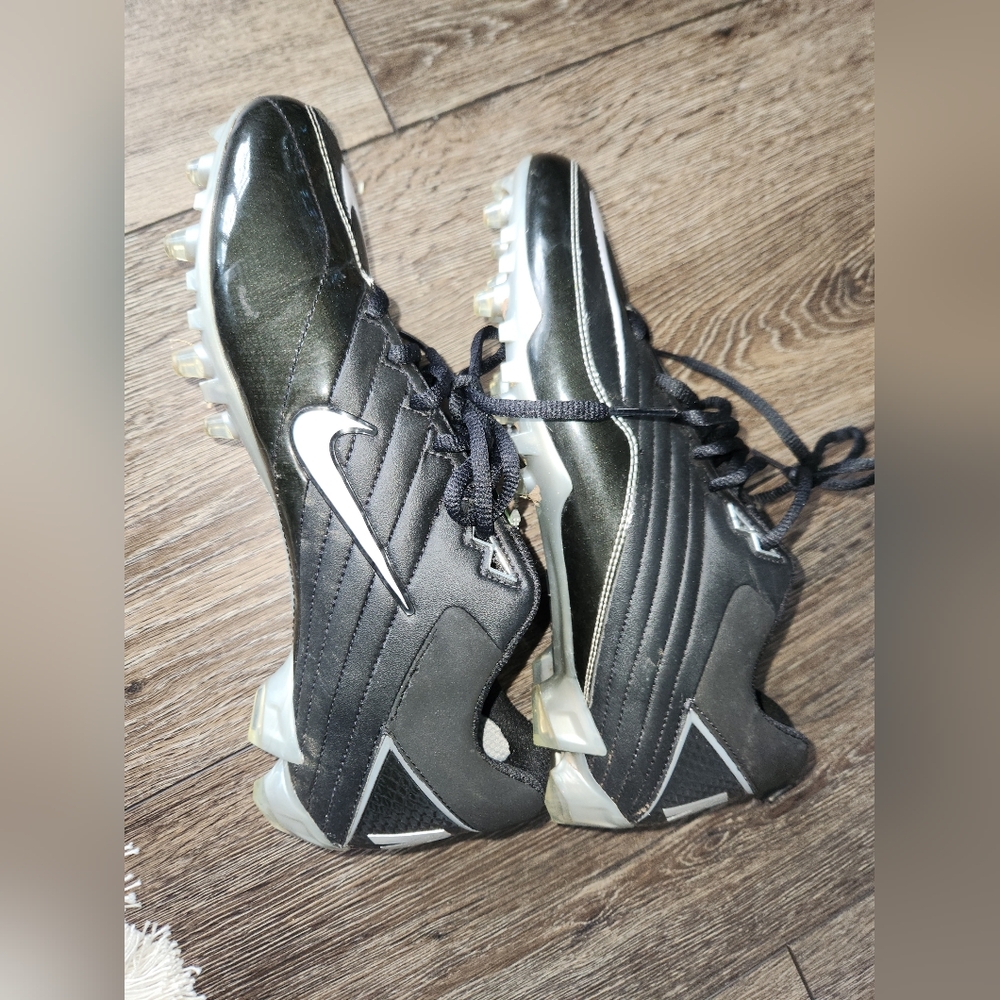 Size mens 9.5 nike football cleats